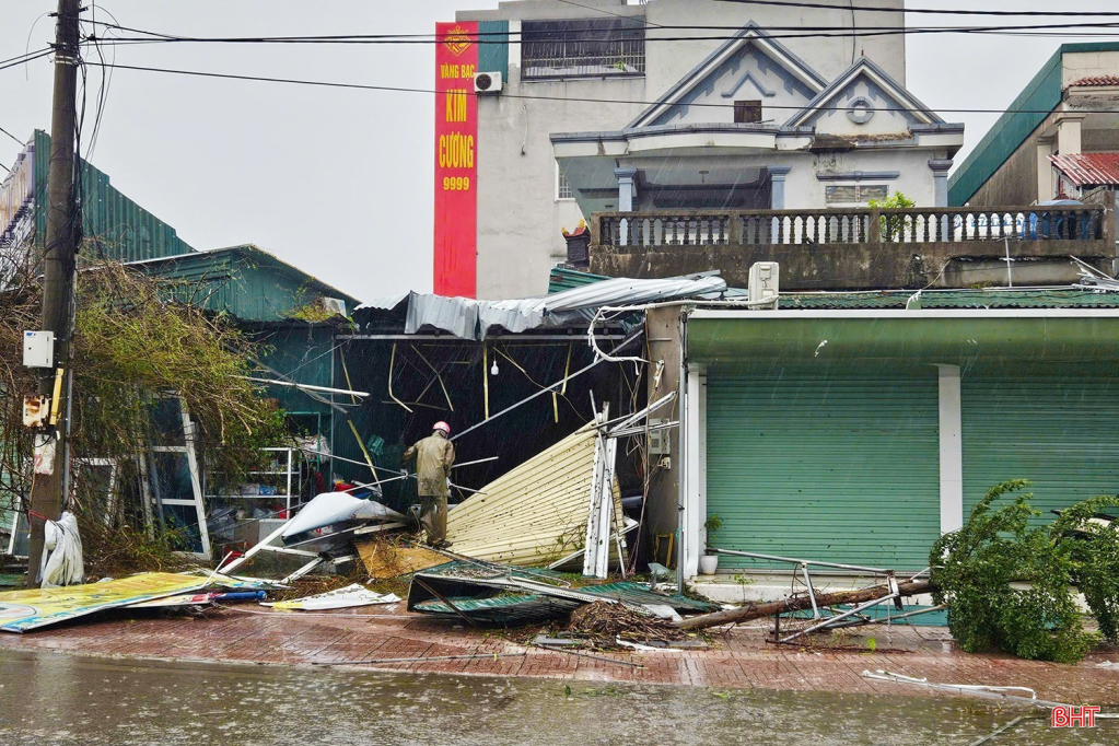 Bão số 10 gây thiệt hại nặng nề về nhà cửa của người dân - Ảnh: Báo Hà Tĩnh