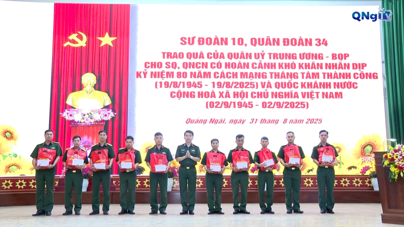 Tặng quà cho quân nhân có hoàn cảnh khó khăn