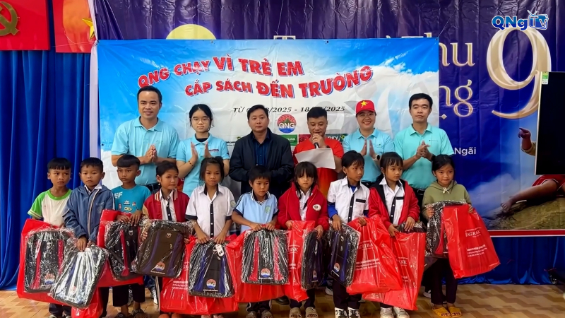 Trao dụng cụ học tập cho học sinh nghèo