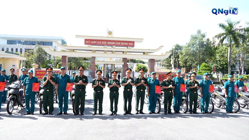 Bàn giao phương tiện phục vụ công tác quân sự, quốc phòng ở cơ sở