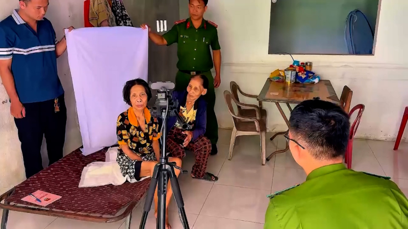 Hỗ trợ đảng viên cao tuổi cấp đổi thẻ Đảng tại nhà