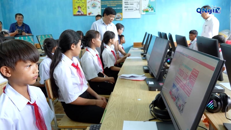 Tiếp sức cho học sinh miền núi đến trường