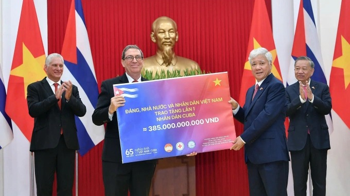   Việt Nam trao tặng Cuba 385 tỷ đồng 