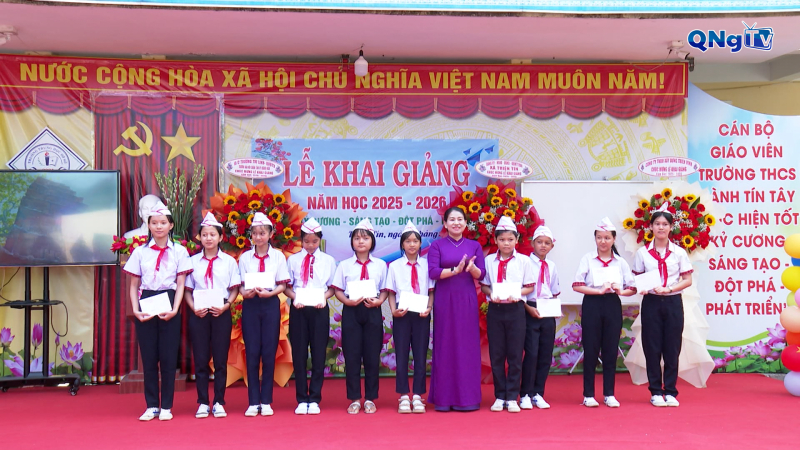 Trưởng Ban Nội ch&iacute;nh Tỉnh ủy Trương Thị Linh dự lễ khai giảng tại Trường THCS H&agrave;nh T&iacute;n T&acirc;y