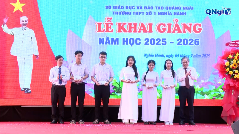 Trưởng Ban Tổ chức Tỉnh ủy dự khai giảng tại Trường THPT số 1 Nghĩa Hành