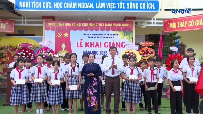 Phó Bí thư Tỉnh ủy Đinh Thị Hồng Minh dự khai giảng tại Trường Trung học cơ sở Long Hiệp