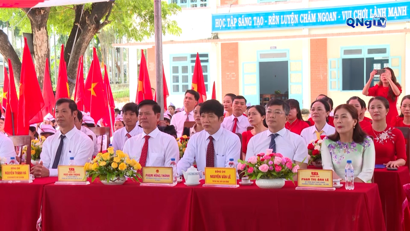 Trưởng Ban Tuyên giáo và Dân vận Tỉnh ủy dự khai giảng năm học mới tại Trường Trung học cơ sở Hành Dũng