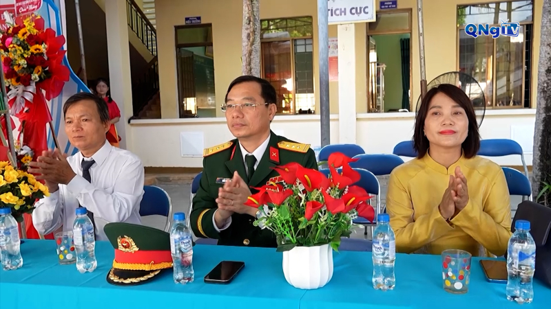Thượng tá Trần Thế Phan dự lễ khai giảng Trường Trung học cơ sở Nam Đàn