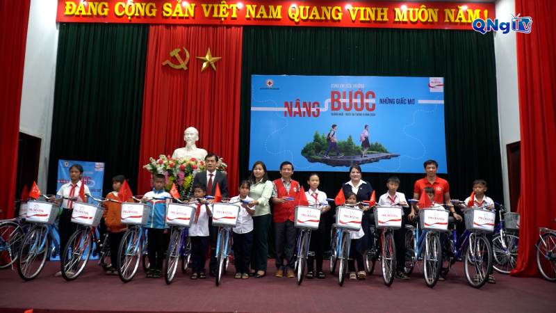 Trao tặng 31 xe đạp cho học sinh nghèo vượt khó