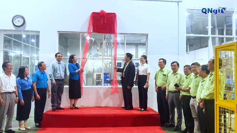 Gắn biển công trình dây chuyền sản xuất nước bình Thạch Bích