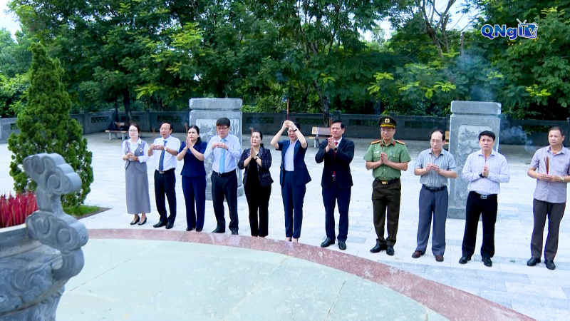 L&atilde;nh đạo tỉnh viếng hương Quyền Chủ tịch nước Huỳnh Th&uacute;c Kh&aacute;ng