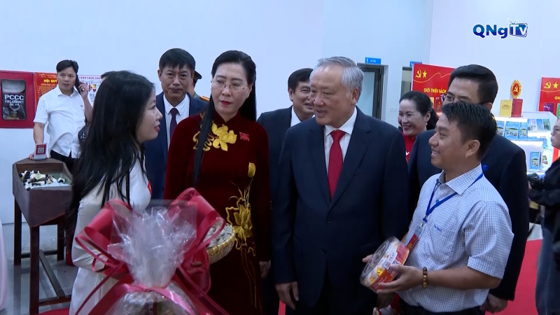 Phó Thủ tướng Thường trực Chính phủ Nguyễn Hòa Bình tham quan không gian trưng bày nhân dịp đại hội