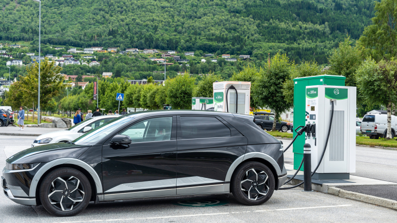 Các nhà sản xuất châu Âu muốn lùi thời hạn cấm xe xăng