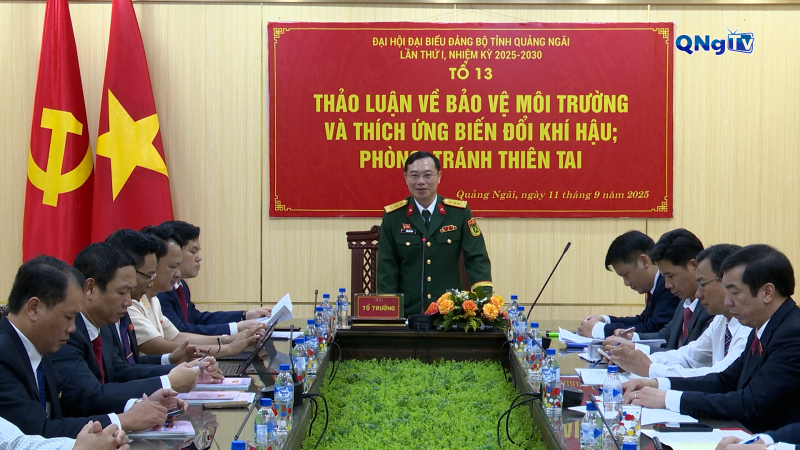 Thượng t&aacute; Trần Thế Phan chủ tr&igrave; thảo luận Tổ số 13