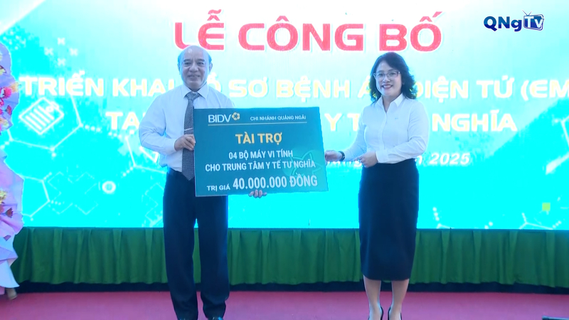 BIDV Quảng Ng&atilde;i tặng bộ m&aacute;y vi t&iacute;nh hỗ trợ chuyển đổi số ng&agrave;nh y tế