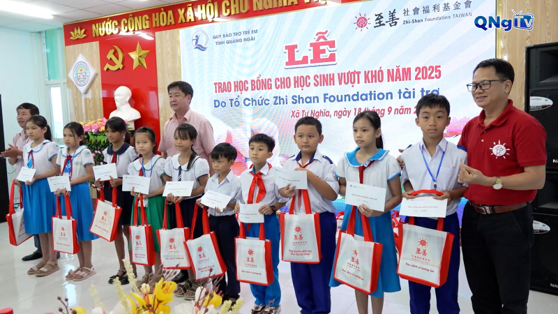 Trao học bổng cho học sinh nghèo vượt khó