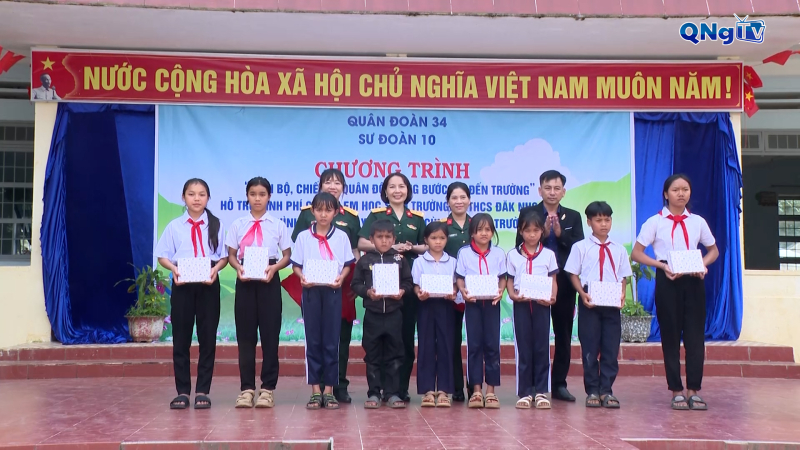 Chương Trình “Cán bộ, chiến sĩ quân đội nâng bước em đến trường”