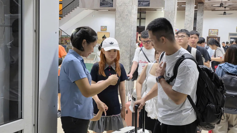 Mua vé tàu Tết chặng càng xa giá càng giảm