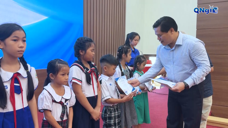 Chương trình trao học bổng “Thắp sáng ước mơ” lần thứ XI