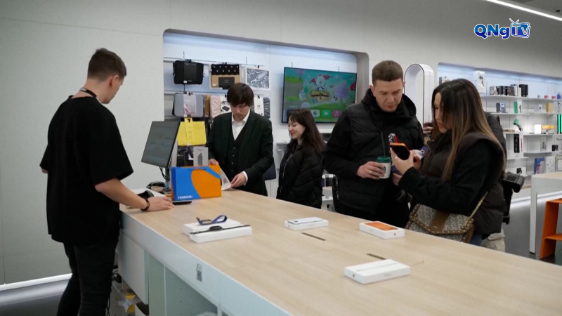 Lượng đơn đặt trước iphone 17 b&ugrave;ng nổ tại Nga