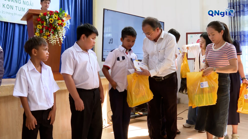 Trao 95 suất học bổng cho học sinh khuyết tật