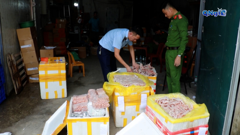 Phát hiện hàng nghìn chân gà, xúc xích không rõ nguồn gốc