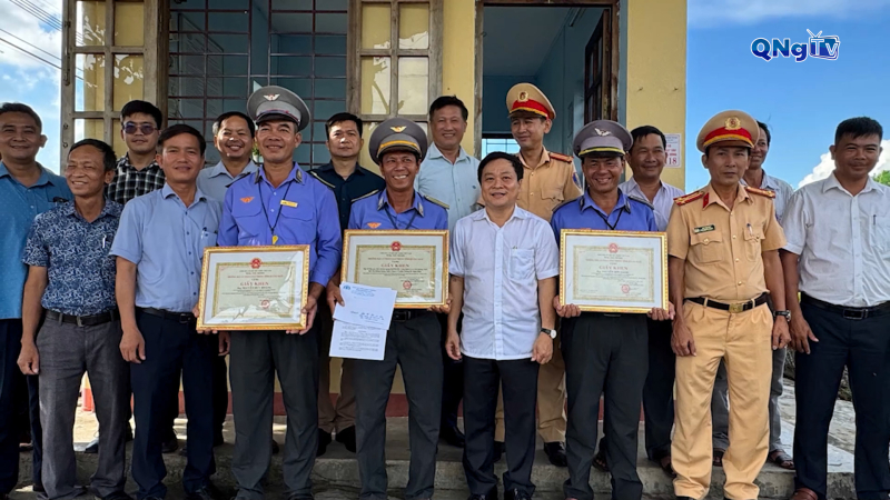 Quảng Ngãi khen thưởng hai cá nhân trực tiếp gác chắn và cứu người