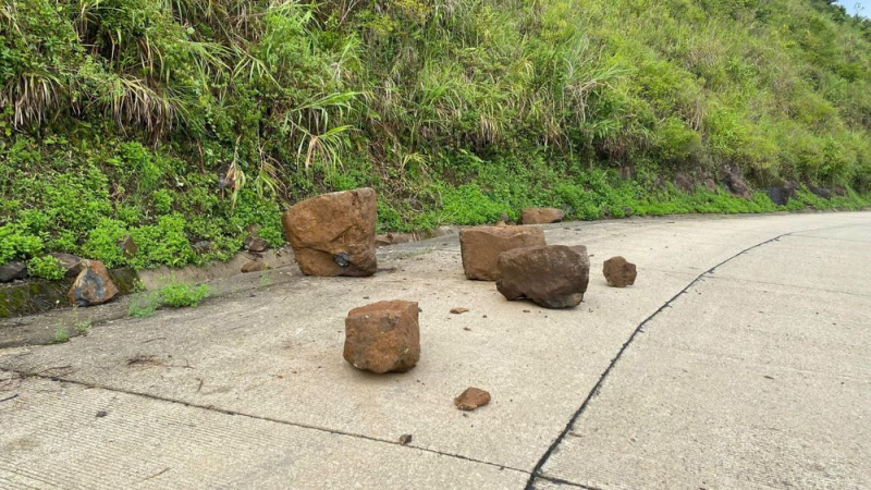 Nguy hiểm trên tỉnh lộ 627C do sạt lở đá từ núi cao xuống