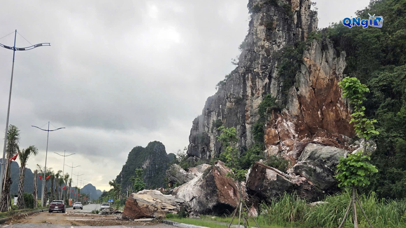 Nguy hiểm đá rơi trên cung đường đến thảo nguyên Bùi Hui