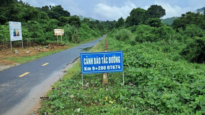 Hướng dẫn người dân lưu thông an toàn qua đoạn sạt lở trên đường tỉnh 674