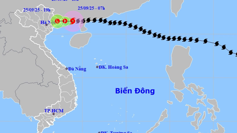 Bão Ragasa suy yếu khi đổ bộ Quảng Ninh