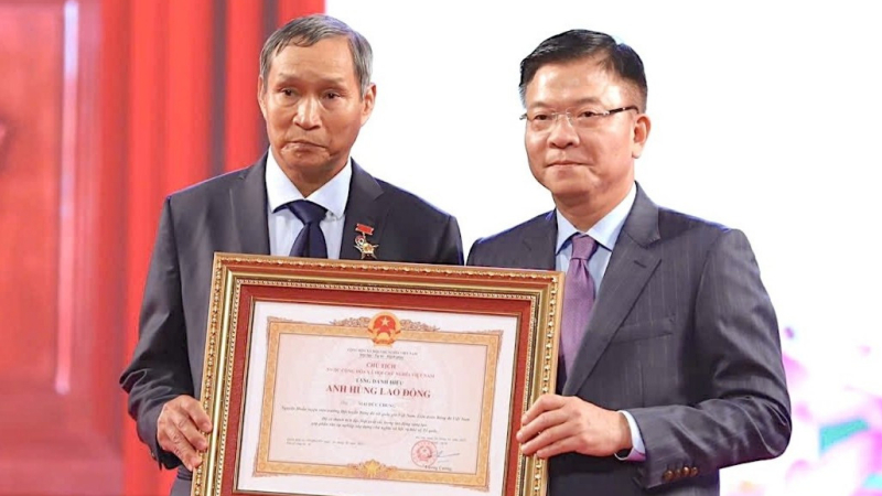 Huấn luyện viên Mai Đức Chung được trao tặng danh hiệu Anh hùng Lao động