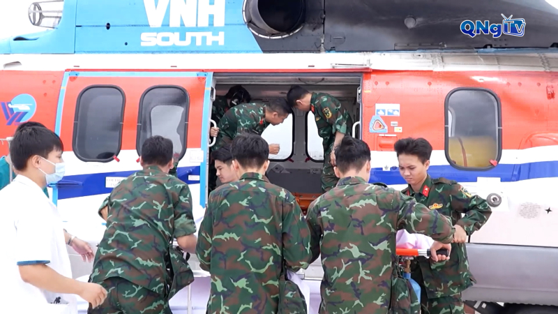 Trực thăng cấp cứu nạn nhân từ Trường Sa về đất liền