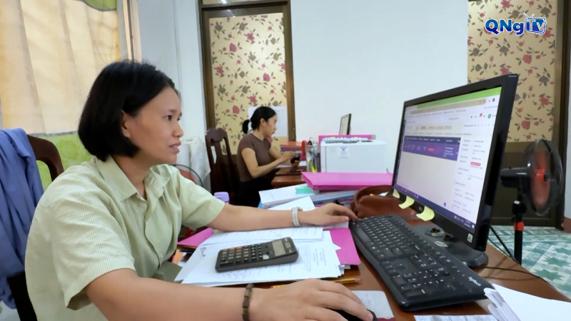 Làm việc ngày đêm để giải quyết hồ sơ đất đai cho người dân 