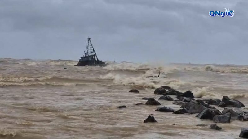 Cứu ngư d&acirc;n tr&ecirc;n 2 t&agrave;u c&aacute; gặp nạn tại Quảng Trị