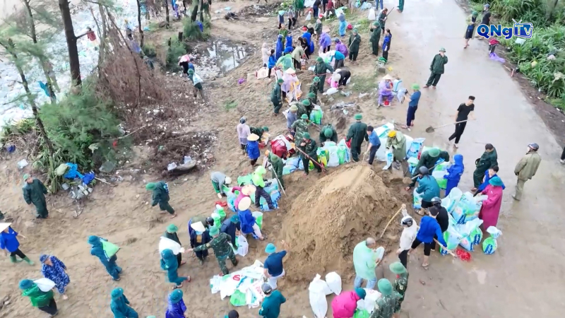 H&agrave; Tĩnh huy động h&agrave;ng trăm người gia cố bờ biển