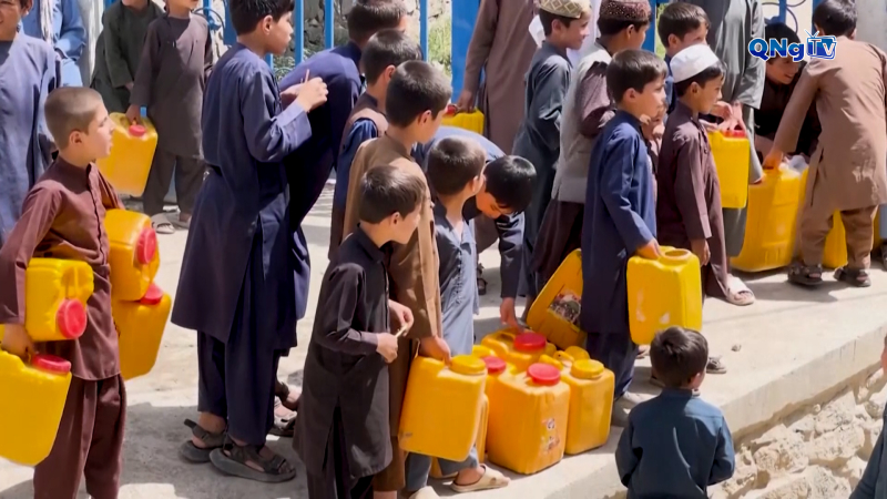 Trẻ em Afghanistan dang dở việc học do thiếu nước