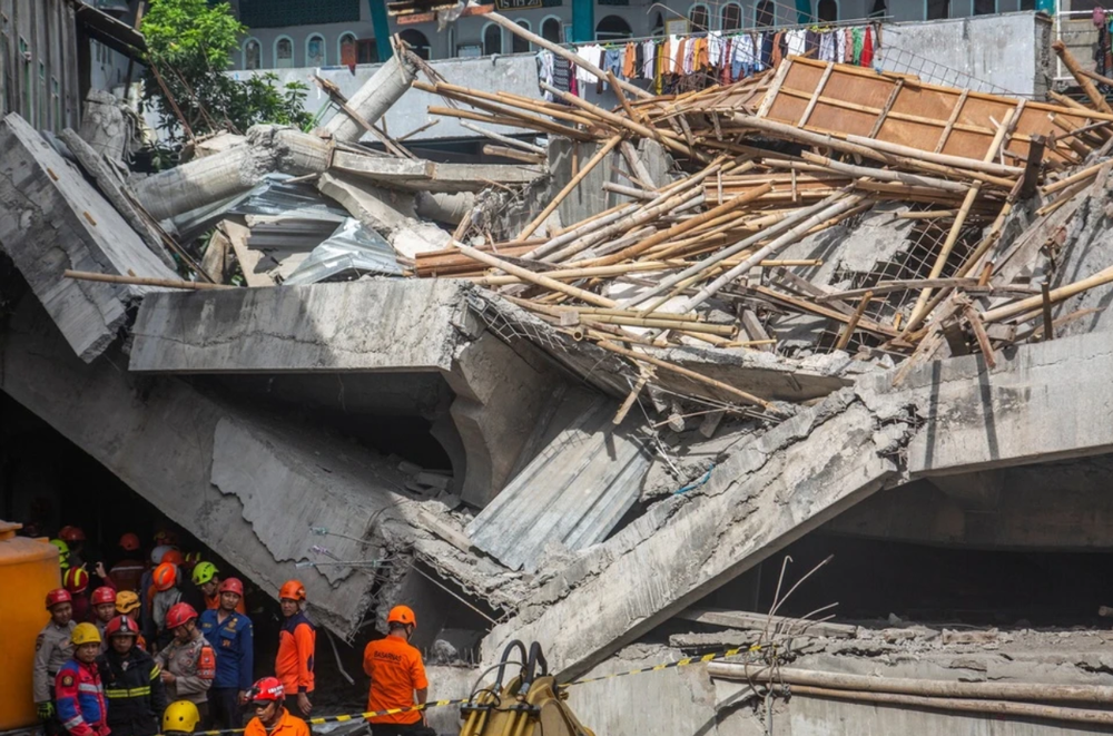 Ít nhất 1 học sinh đã thiệt mạng và 98 người bị thương trong vụ sập nhà cầu nguyện. (Ảnh: EPA)