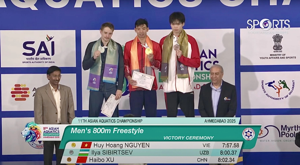 Nguyễn Huy Hoàng (giữa) nhận HC vàng bơi 800m tự do nam tại giải bơi vô địch châu Á 2025, ở Cung thể thao dưới nước Veer Savarkar, Ấn Độ ngày 1/10/2025. Ảnh: Chụp màn hình