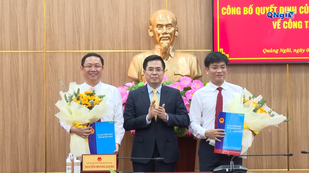 Chủ tịch UBND tỉnh Nguyễn Hoàng Giang trao quyết định