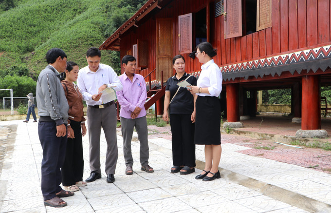 Cán bộ Trung tâm Trợ giúp pháp lý Nhà nước số 1 tỉnh Quảng Ngãi (thuộc Sở Tư pháp tỉnh) tuyên truyền, tư vấn kiến thức trợ giúp pháp lý cho người dân vùng đồng bào dân tộc thiểu số.