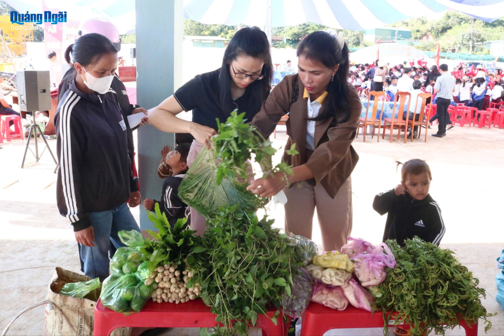 Nhiều mặt hàng nông sản được bày bán. Ảnh: Báo Quảng Ngãi