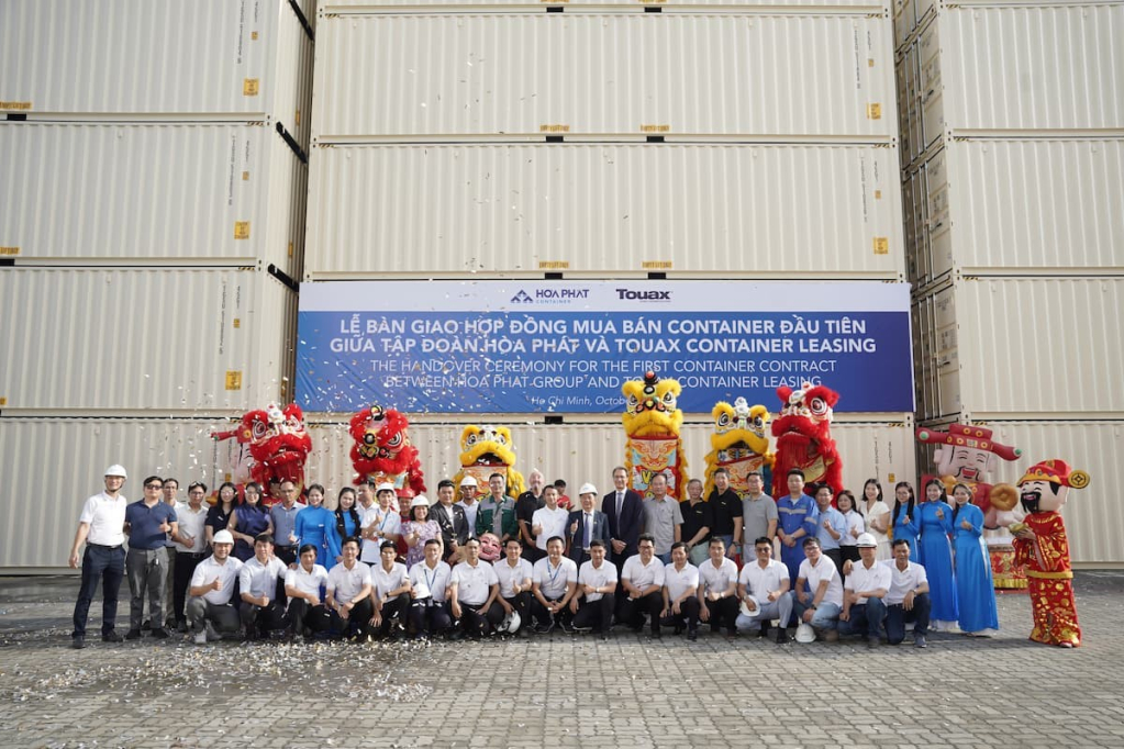 Hòa Phát và Touax thực hiện thức xuất kho những container đầu tiên của lô hàng