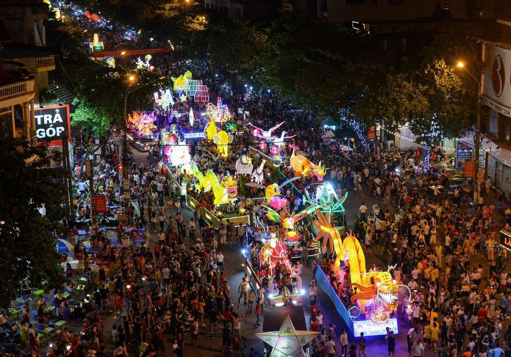 Hàng chục nghìn người tập trung về quảng trường Nguyễn Tất Thành đón xem chương trình Đêm hội thành Tuyên, năm 2019. Ảnh: Việt Hùng.