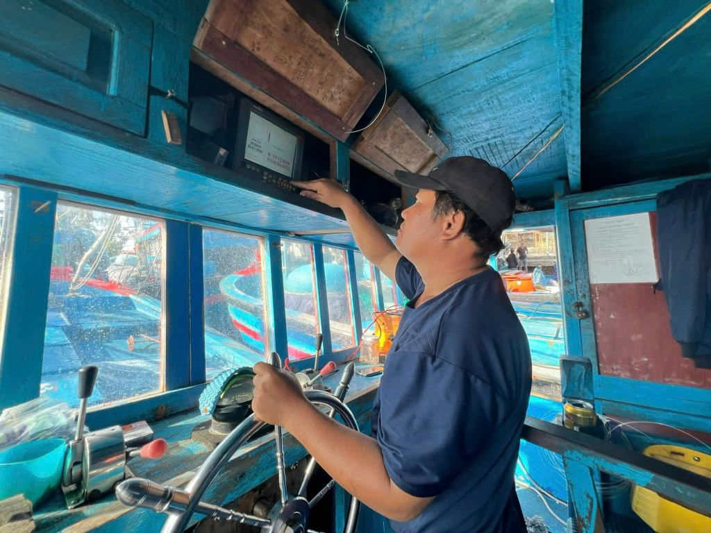 Ngư dân kiểm tra máy móc, thiết bị trước khi vươn khơi