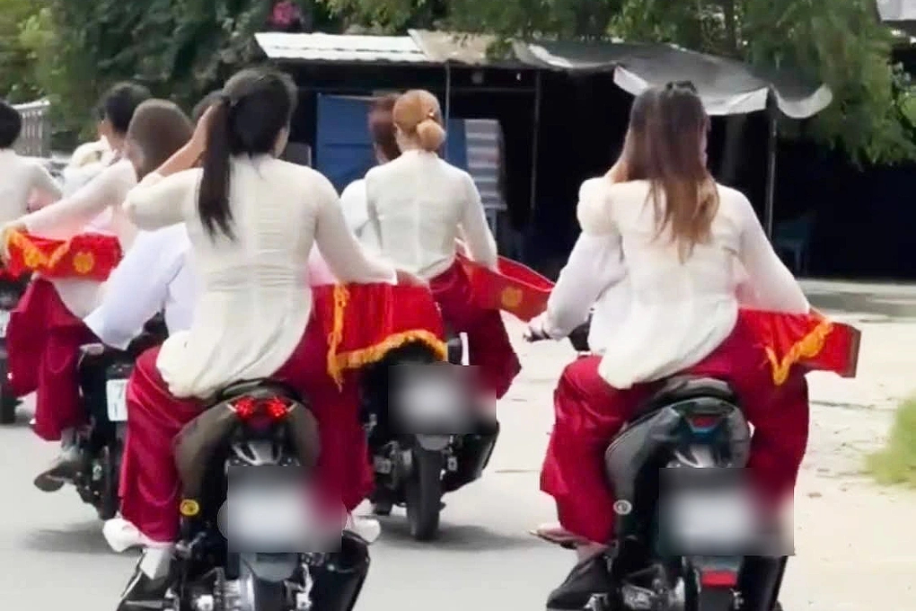 Nhiều người tham gia đoàn rước dâu bằng xe máy không đội mũ bảo hiểm (Ảnh cắt từ clip).