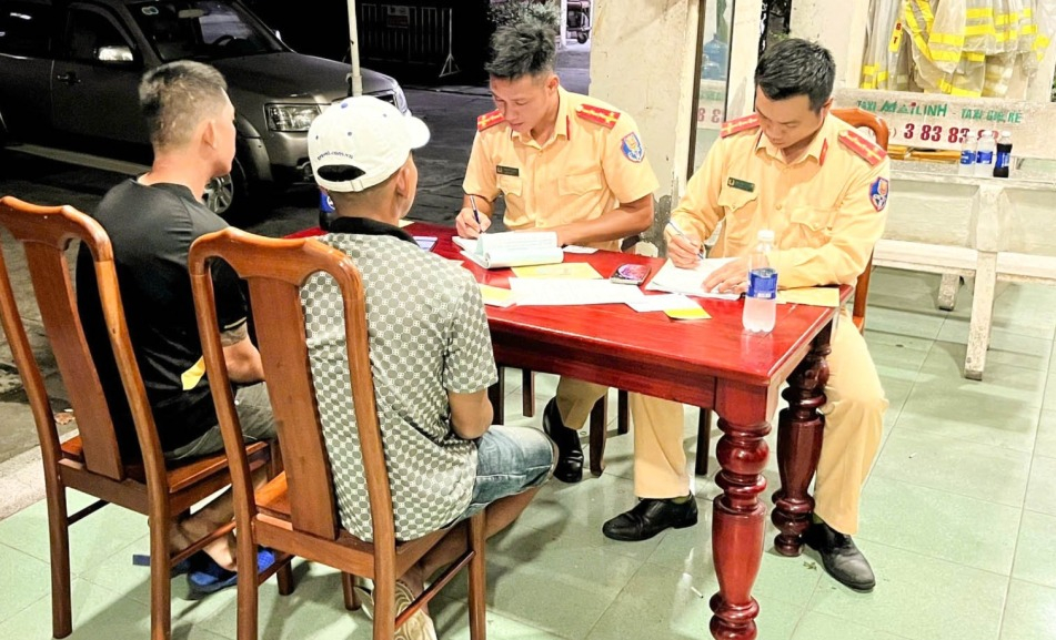 Lực lượng chức năng xử lý các trường hợp vi phạm. 