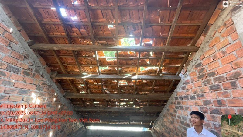 Cơ sở vật chất Trường phổ thông dân tộc bán trú cấp 1, 2 Măng Bút 2 (xã Măng Bút, tỉnh Quảng Ngãi) bị hư hỏng do ảnh hưởng các trận động đất xảy ra liên tiếp vào tối 5, rạng sáng 6/10.