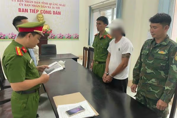 Lực lượng Công an đọc quyết định bắt tạm giam đối tượng L.L. Ảnh: Công an cung cấp.