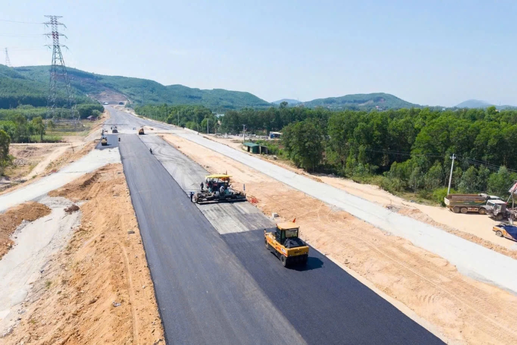 Đơn vị thi công đang nỗ lực đưa dự án Quảng Ngãi - Hoài Nhơn về đích đúng hẹn.